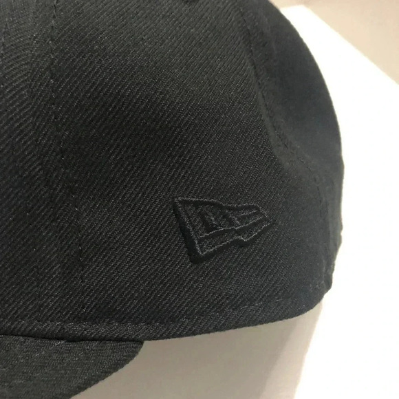 New Era 59Fifty Fitted Blackout Toronto Blue Jays Ball Cap - Picture 5 of 9